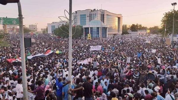 اعتراضات در سودان وارد چهارمین ماه شد/ تظاهرات متفاوت مردم در مقابل ساختمانهای وزارت دفاع و ستاد کل ارتش + نقشه میدانی و عکس اعتراضات در سودان وارد چهارمین ماه شد/ تظاهرات متفاوت مردم در مقابل ساختمانهای وزارت دفاع و ستاد کل ارتش + نقشه میدانی و عکس