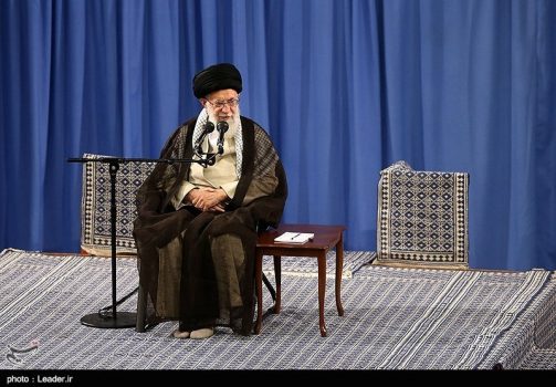 امام خامنهای:گزینه قطعی ملت ایران مقاومت است/ مذاکره سم است؛ جنگ هم نمیشود امام خامنهای:گزینه قطعی ملت ایران مقاومت است/ مذاکره سم است؛ جنگ هم نمیشود