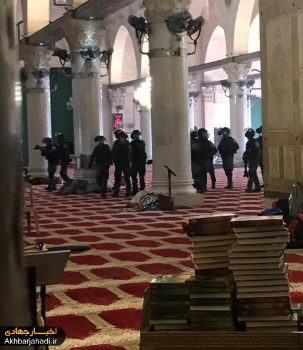 حمله وحشیانه نظامیان اسرائیلی به نمازگزاران فلسطینی + عکس حمله وحشیانه نظامیان اسرائیلی به نمازگزاران فلسطینی + عکس