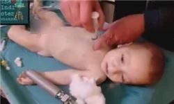 ادعای معارضان سوریه درباره حادثه شیمیایی خان شیخون ساختگی است /فیلم امداد «کلاه‌سفیدها» در حادثه شیمیایی سوریه ساختگی است