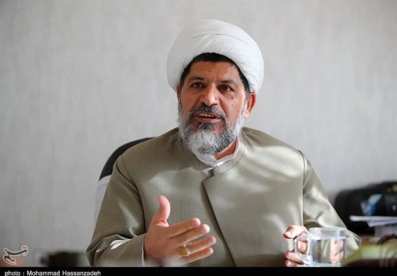 رهبر انقلاب روزانه چند ساعت کار می‌کنند؟/ حیرت فرماندهان نیروهای مسلح از تسلط آیت الله خامنه‌ای بر مسائل نظامی