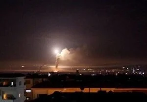 جزئیات حملات موشکی صهیونیست‌ها به غرب استان دمشق/ پاسخ کوبنده پدافند هوایی ارتش سوریه با سامانه‌های دفاعی S۲۰۰ و موشک‌های سام + نقشه میدانی و تصاویر
