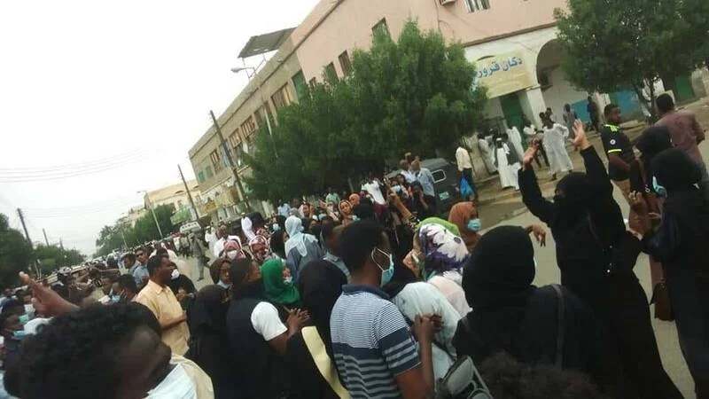 سودان یک ماه پس از تظاهرات گسترده مردمی/ عمرالبشیر: قدرت را به ارتش واگذار می‌کنم/ کشاندن مردم به خیابان‌ها توطئه است + عکس
