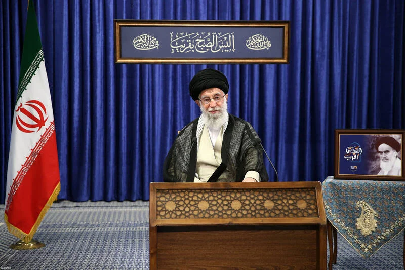مبارزه مشروع با رژیم غاصب را ادامه دهید که ناچار به قبول همه‌پرسی شود/ جوان فلسطینی که روزی با سنگ از خود دفاع می‌کرد امروز با موشک نقطه‌زن پاسخ می‌دهد
