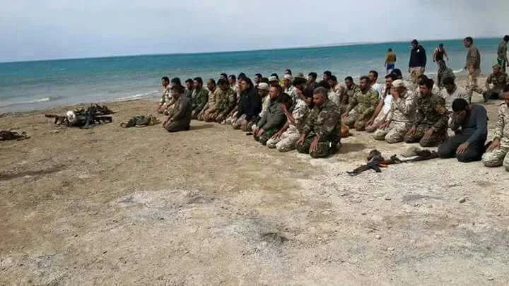 نماز جماعت رزمندگان سرایا السلام در کنار ساحل تازه آزاد شده دریاچه مهم الثرثار