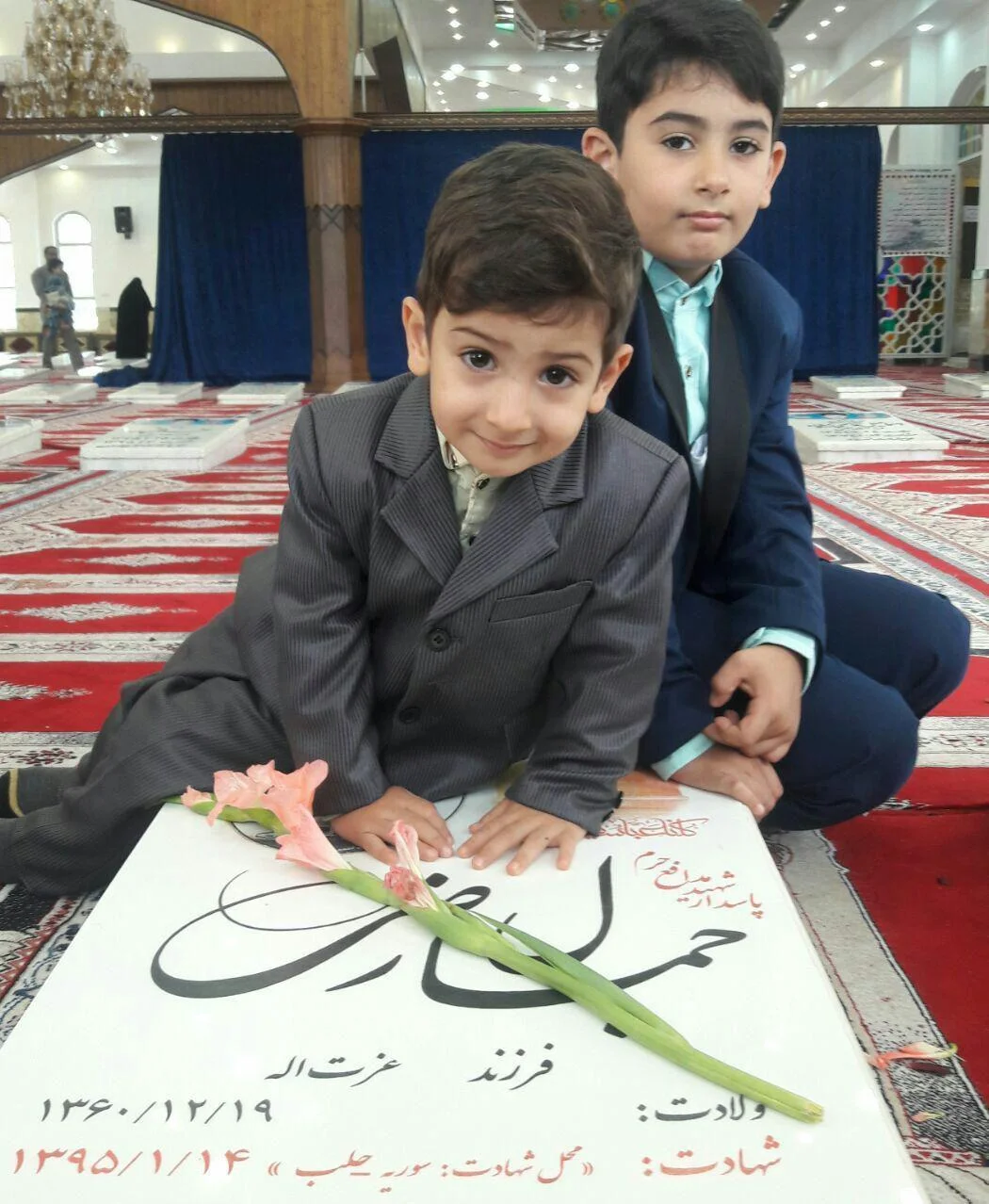 محمدطاها و محمدحسین فرزندان شهید مدافع حرم جمال رضی بر مزار پدر