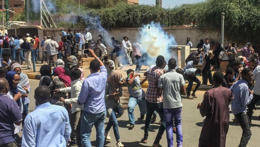 اخبار لحظه به لحظه سودان| بازداشت خانگی البشیر/ احتمال کودتای نظامی در سودان/ بازداشت ۱۰۰ شخصیت سیاسی و نظامی