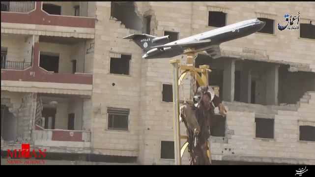 داعش جنگنده ارتش سوریه را ساقط کرد/ خلبان به صلیب کشیده شد + عکس
