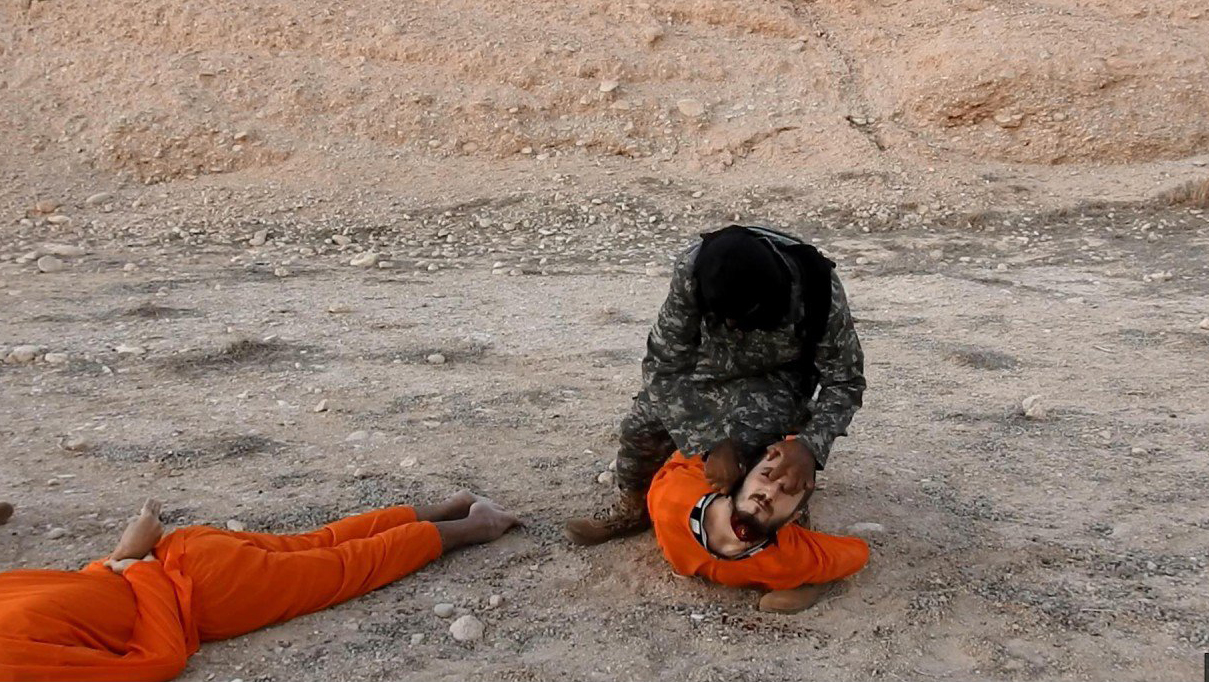 داعش، یک عضو ارتش سوریه و یک مخالف سوری را در حمص اعدام کرد + عکس