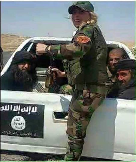 تصاویر+ یک پیشمرگ زن، سه تروریست داعشی را اسیر کرد!
