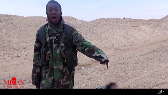 اعلان بیانیه داعش در کنار جسد سربریده + فیلم (۱۶+)