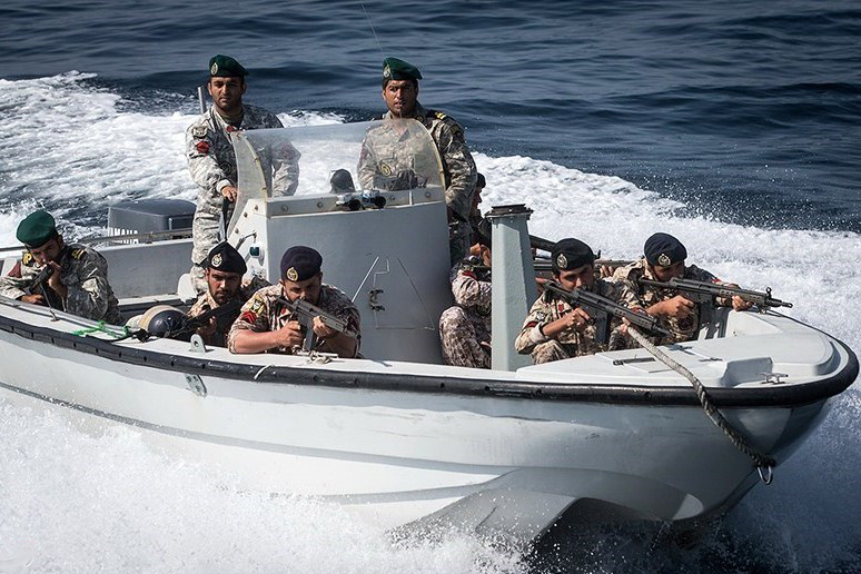 توضیحات سپاه درباره نزدیک شدن تا مسافت ۵۵۰ متری ناو آمریکایی به شناورهای ایران