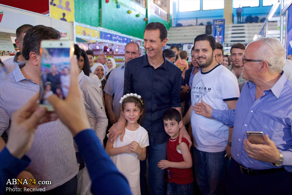 حضور کم‌سابقه بشار اسد در یک نمایشگاه و در میان مردم + عکس
