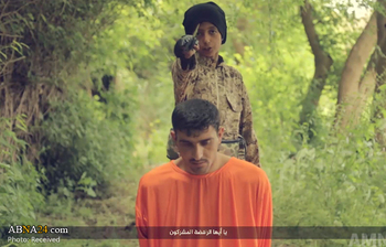 چهار کودک جلاد داعش سر چهار نفر را بریدند/ یکی از کودکان به زبان “فارسی” صحبت کرد + تصاویر(۱۸+)