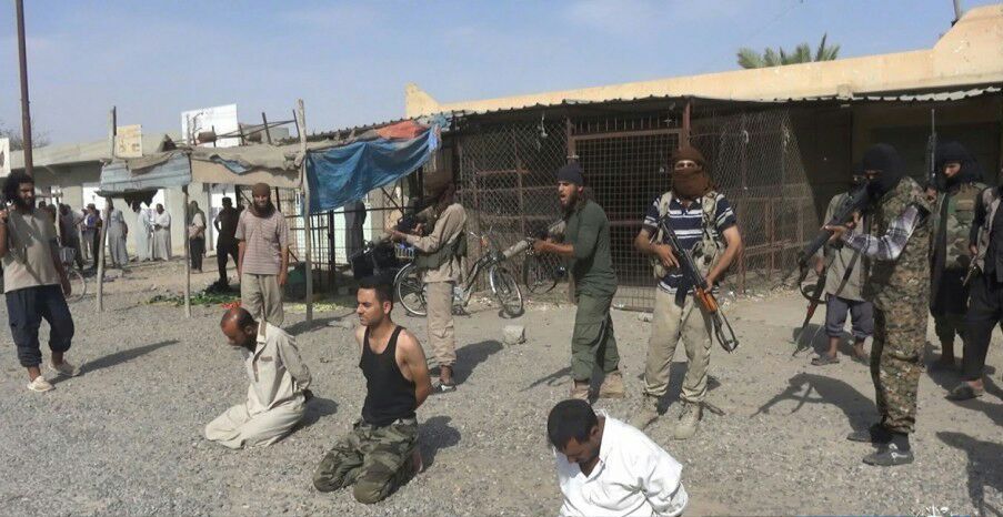داعش سه تن از نیروهای الحشد الشعبی را در ملأعام اعدام کرد + تصاویر