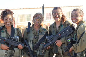 افزایش حضور زنان در گردان‌های مختلط ارتش رژیم صهیونیستی/ سربازان یگان‌های عملیاتی خدمات جنسی دریافت می‌کنند!