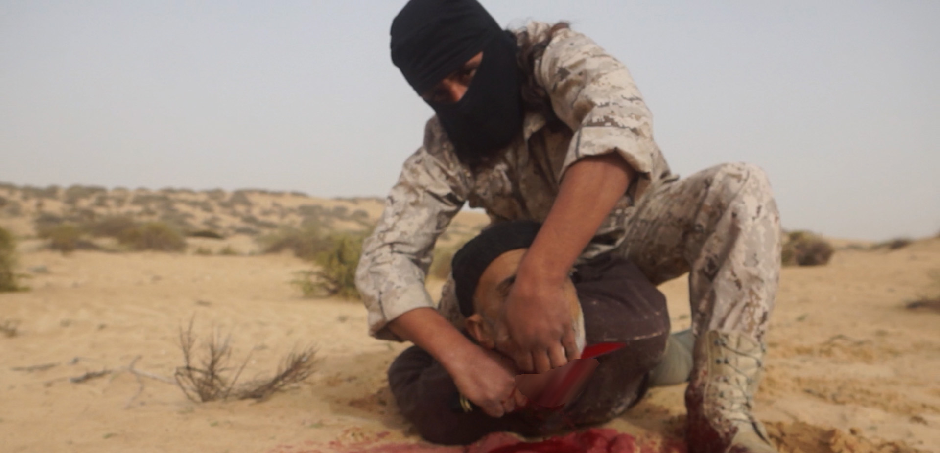داعش یک مرد را به اتهام جاسوسی برای ارتش مصر سر برید + عکس