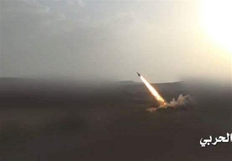 یمن| رونمایی از موشک بالستیک هوشمند «بدرپی۱»/ حمله به مواضع سعودی‌ها در جبهه جیزان + تصویر