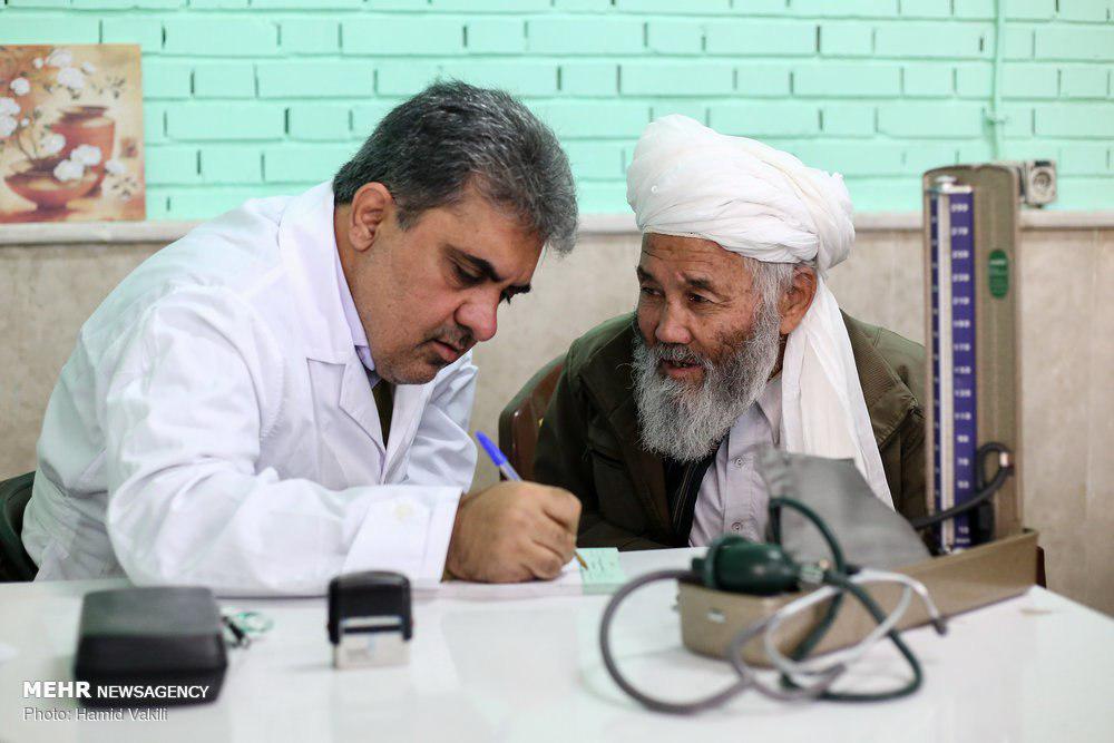 ویزیت رایگان مهاجرین افغانستانی منطقه محروم کهریزک تهران توسط تیم پزشکی گروه جهادی شهید ابوحامد + عکس